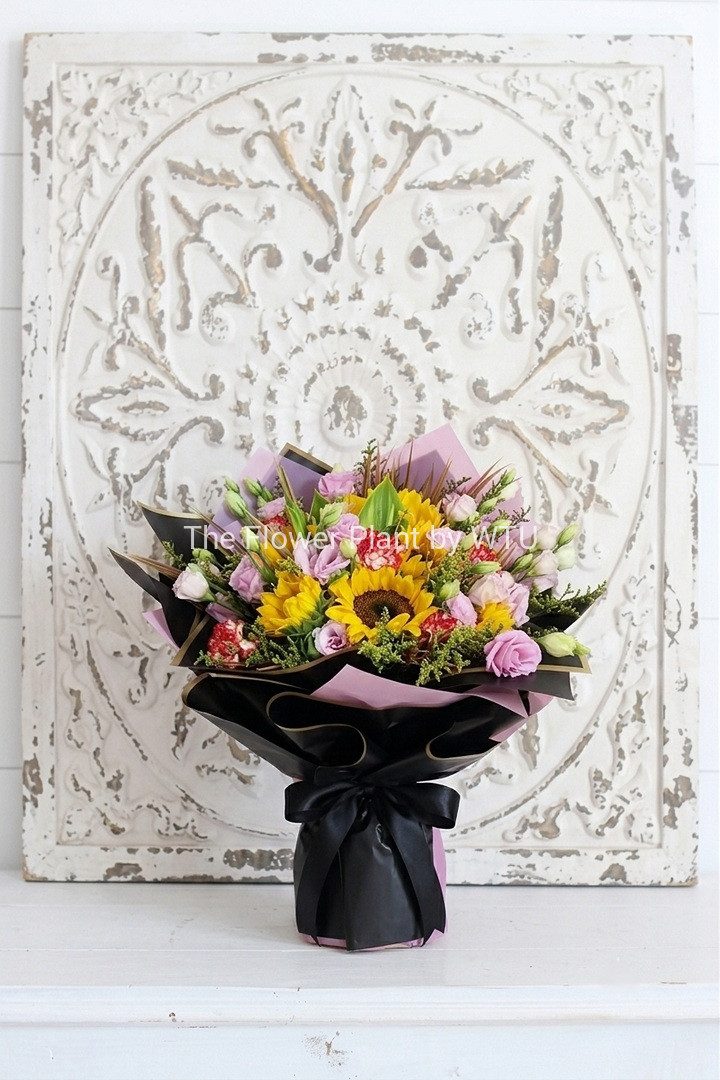Pretty black & pink flower arrangement